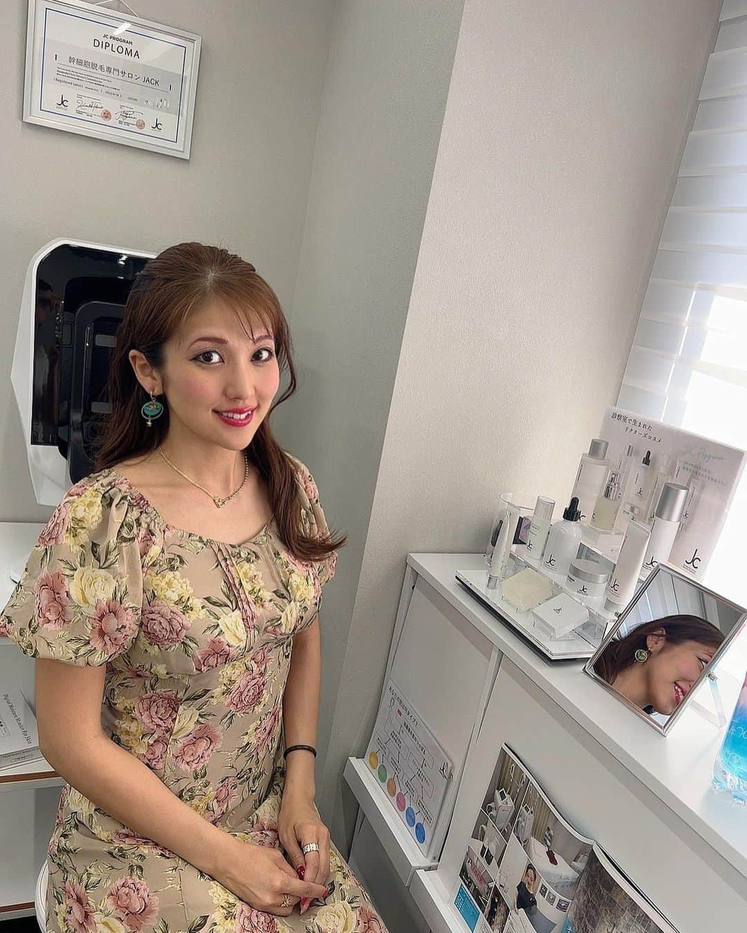 神谷麻美さんのインスタグラム写真 - (神谷麻美Instagram)「@cskincareclinic_azabu に行ってきたよ💖🌸💖✨️  自由が丘クリニックの #肌診断 機で、今の肌と未来の肌を分析して それを元に#フェイシャル を行いました🧖‍♀️💖✨️  施術後、肌はしっとりモチモチ、ワントーン以上 肌が白く、明るくなったよ🥰💖✨️ 嬉しい❣️❣️🥰🫶✨️  美肌意識高まる💖❣️❣️🧖‍♀️💖✨️ ちゃんと今からケアしないとね💖🪷🌕💖✨️  #cスキンケアクリニック麻布  4月6日オープン🧖‍♀️🌈ᵕ̈*  #東麻布#麻布十番#港区 #JCコスメ#肌質改善」3月31日 9時37分 - asamice428