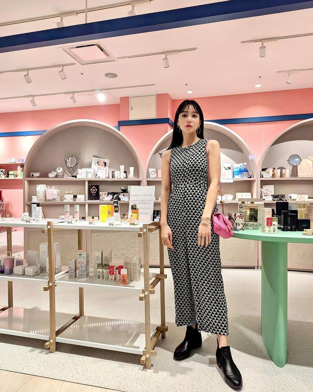 石井里奈さんのインスタグラム写真 - (石井里奈Instagram)「新宿マルイ本館にある @canme_shinjuku でお買い物💓 . 話題の体験型セレクトショップ👏 . 美容に特化したD2Cブランドやサロン専売品等の美容商材、雑貨、アパレル、アクセサリーなど、女性のライフスタイルを充実させる商品がたくさん取り揃えられてるの💓 . ネットでしか購入出来ないような商品や、遠方でしか手に入らないような珍しい商品もあるので必見👀 最近ハマってるお茶も種類多くて悩んじゃった😝 ウィッグもあったりみたことない商品が沢山でずっと居られたよ笑 是非遊びに行ってみてね！ . dress... @whistles_shinjuku  boots... @fitfit_official_  . #キャンミー #キャンミー買い #canme新宿店 #新宿マルイ #美容 #美容好き #セレクトショップ #お買い物 #ショッピング #shopping #shinjuku #新宿」3月31日 12時10分 - ri7tin1025