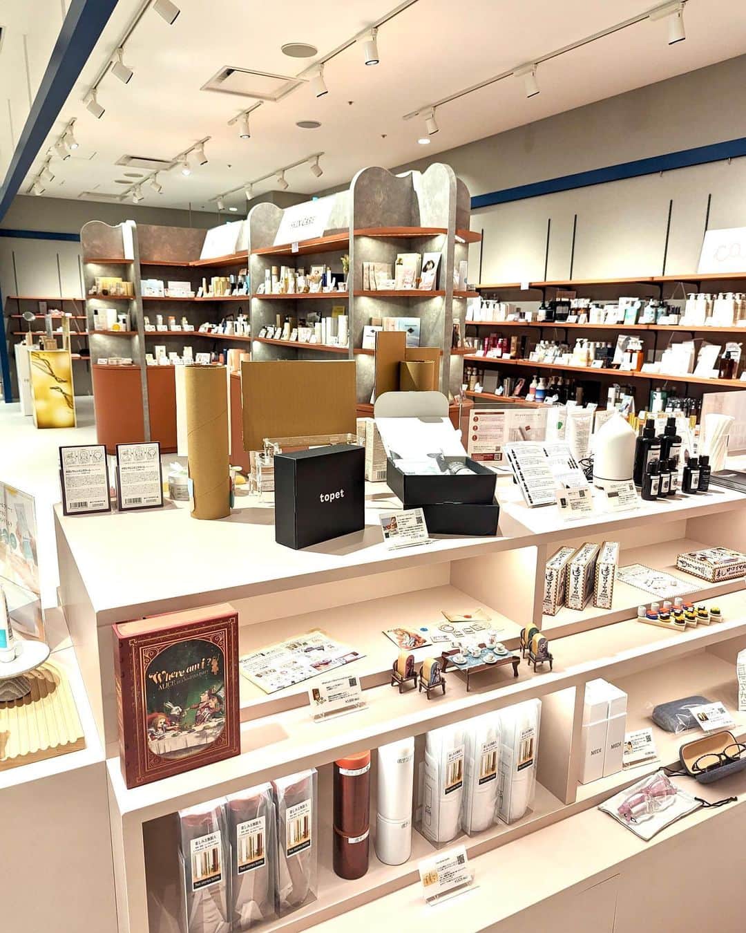 石井里奈さんのインスタグラム写真 - (石井里奈Instagram)「新宿マルイ本館にある @canme_shinjuku でお買い物💓 . 話題の体験型セレクトショップ👏 . 美容に特化したD2Cブランドやサロン専売品等の美容商材、雑貨、アパレル、アクセサリーなど、女性のライフスタイルを充実させる商品がたくさん取り揃えられてるの💓 . ネットでしか購入出来ないような商品や、遠方でしか手に入らないような珍しい商品もあるので必見👀 最近ハマってるお茶も種類多くて悩んじゃった😝 ウィッグもあったりみたことない商品が沢山でずっと居られたよ笑 是非遊びに行ってみてね！ . dress... @whistles_shinjuku  boots... @fitfit_official_  . #キャンミー #キャンミー買い #canme新宿店 #新宿マルイ #美容 #美容好き #セレクトショップ #お買い物 #ショッピング #shopping #shinjuku #新宿」3月31日 12時10分 - ri7tin1025