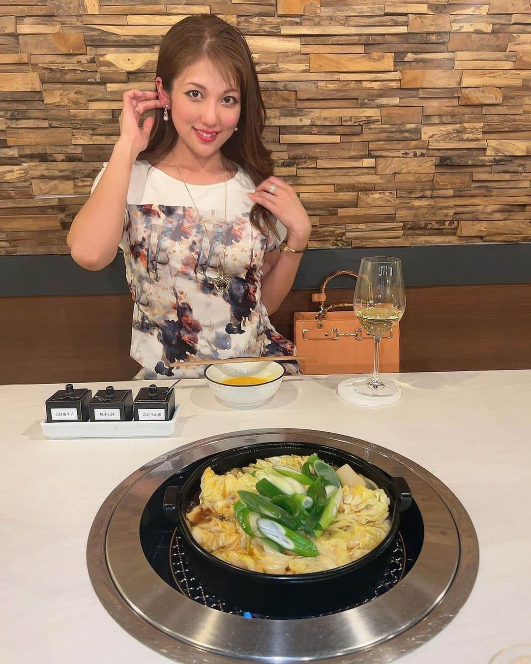 神谷麻美さんのインスタグラム写真 - (神谷麻美Instagram)「#toki の#もつすき焼き 食べたよ💖🍲💖🐃🌈💖✨️  #フランベ すごいっ🍲❤️‍🔥❤️‍🔥❤️‍🔥✨️ファイヤー❤️‍🔥❤️‍🔥❤️‍🔥✨️ 美味しかったぁ🥰💖🐃🌈💖✨️  あと #旬のもつ料理 3品食べたよ💖 #シロころのタレ焼き 美味しすぎたっ💖😘💖✨️  #もつ の うにゅうにゅ むにゅむにゅ感良いよね❤️💋💕✨️好き🥰🫶💖💋🐃✨️  #牛ホルモン専門店 ❤️🐃✨️ #黒毛和牛ホルモン ❤️✨️  @toki.gotanda   #すき焼き鍋 #牛もつ鍋 #ホルモン料理 #五反田グルメ #五反田もつすき焼き  #ホルモン」3月31日 21時38分 - asamice428