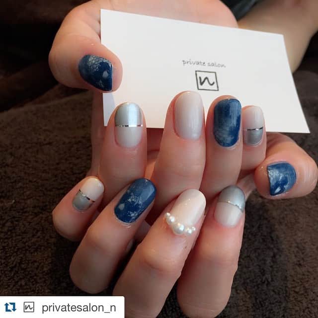 佐山愛のインスタグラム：「なっつのネイル、ラブのフットとお揃い❤️ んふんふ꒰♡ ´͈ω`͈♡꒱ #Repost @privatesalon_n with @repostapp. ・・・ 広瀬奈々美様がご来店くださいました(^O^)✨ 大人気デニムネイルとメタリックです^ ^ お仕事の関係であまりストーン乗せれなかったのが残念です（´-`）.｡oO（ またお待ちしております♡  #nail#nailist#nailart#denimnail#privatesalon#広尾#プライベートサロン#ネイル#ネイルアート#デニムネイル#メタリック#レース#biogel#バイオジェル」