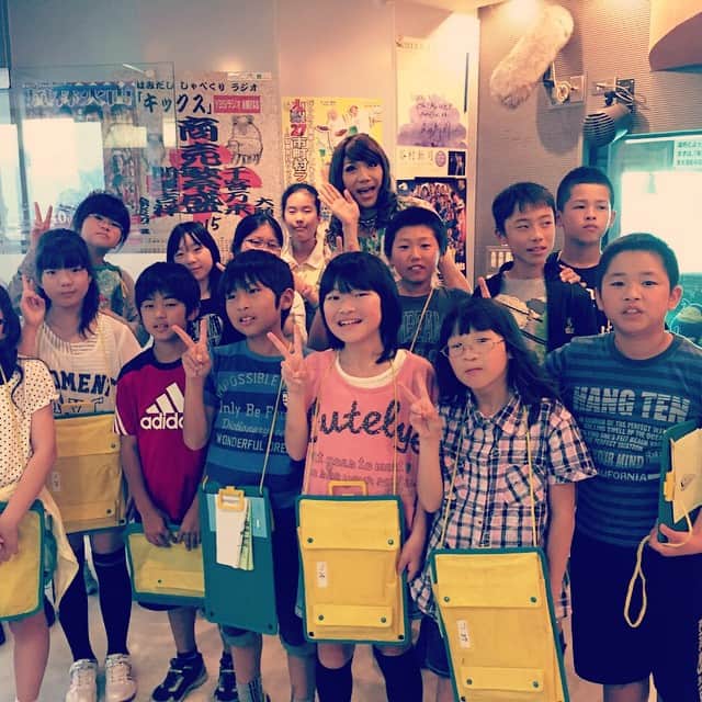 ブルボンヌのインスタグラム：「山梨の小学生ちゃんたちがスタジオ見学に来てくれました！ナマハゲじゃないのよ…」
