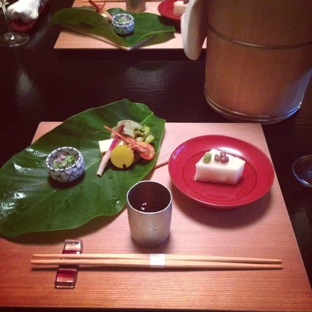 志摩有子さんのインスタグラム写真 - (志摩有子Instagram)「初夏のお献立は涼しげ。和食の華、先付けと八寸は眺めるだけですっと汗が引くよう。食前酒は枇杷。ミーハーに獺祭と。 #水無月 #和食」6月12日 20時54分 - ariko418