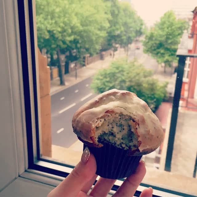 MEGのインスタグラム：「久々のこの構図。このつぶつぶは、要するに餡パンのぶつぶつやね。#カップケーキシリーズ」