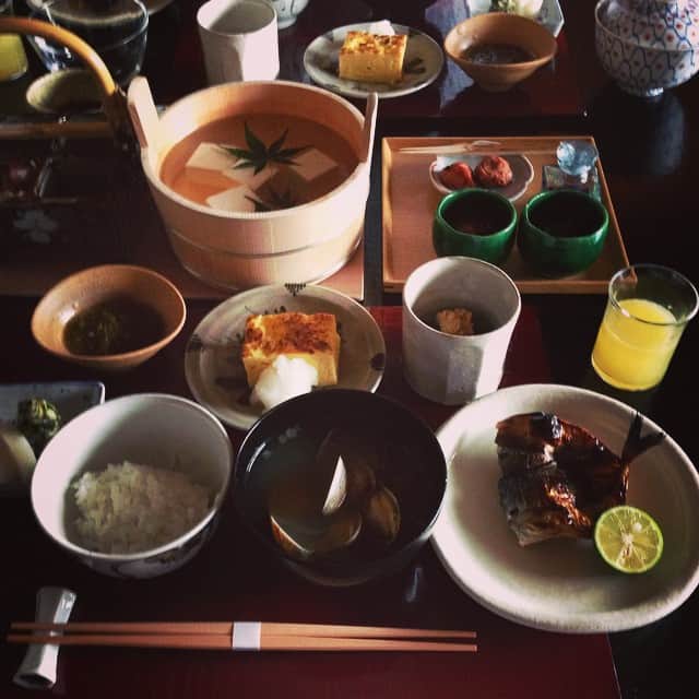 志摩有子さんのインスタグラム写真 - (志摩有子Instagram)「端正な食卓、理想の朝ごはん。 いつもながら器の素晴らしさたるや。 #GM #湯河原 #朝食 #大人のおままごと」6月13日 8時57分 - ariko418