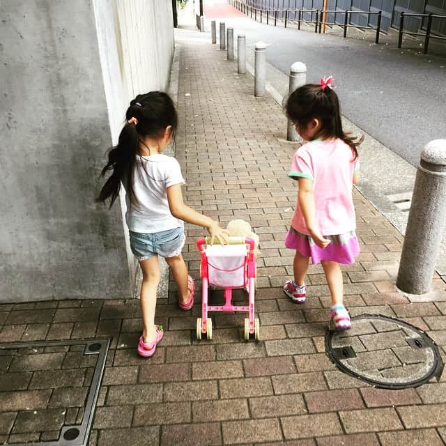 高岡早紀 さんのインスタグラム写真 - (高岡早紀 Instagram)「娘ちゃんと姪っ子ちゃんと散歩。。 うん。楽しい。」6月13日 20時09分 - saki_takaoka