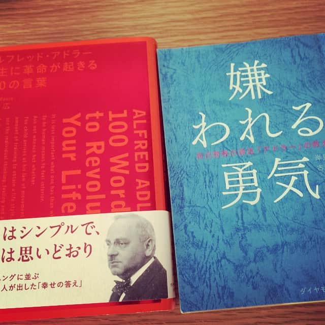笛木優子のインスタグラム：「アドラー本。  みなさんの意見をお聞かせ願います📙📖😁👐」