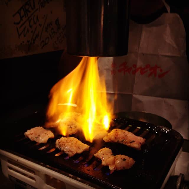 志摩有子さんのインスタグラム写真 - (志摩有子Instagram)「今夜は焼肉。大学生の代わりに健啖家ゲストを1名お招きして。 シマチョウマルチョウ盛大に焼けております🔥🔥🔥 #夏は焼肉 #ファイヤー」6月14日 19時42分 - ariko418
