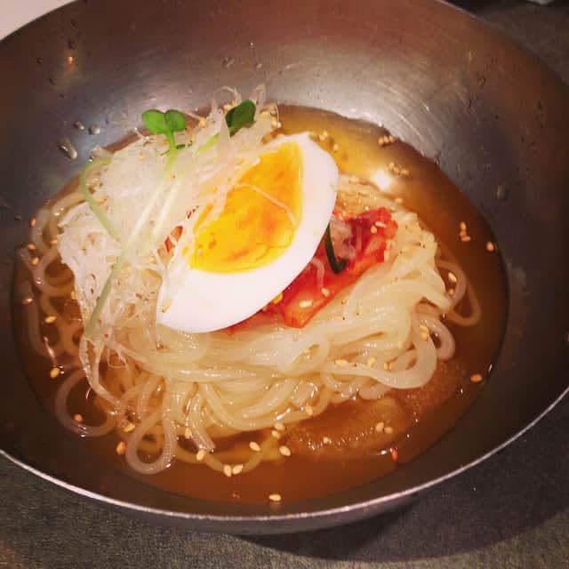 志摩有子さんのインスタグラム写真 - (志摩有子Instagram)「〆は冷麺。シャーベット状スープ製作マシーン導入により格段に味がグレードアップ。 #冷麺 #愛してやまないユッチャンへのオマージュ」6月14日 20時05分 - ariko418
