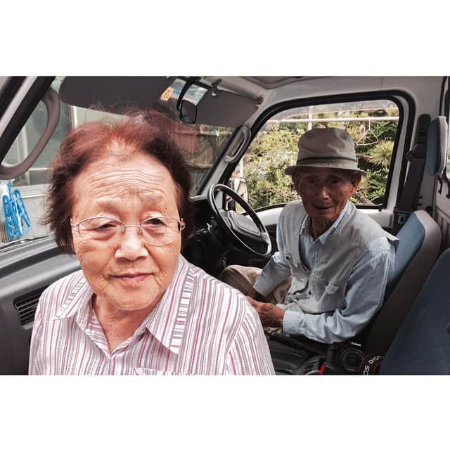 柿本絢菜 (24)さんのインスタグラム写真 - (柿本絢菜 (24)Instagram)「私の唯一のおじいちゃんとおばあちゃん。和歌山に撮影しにいったとき、30分だけやけどもバス乗って会いに行って来た。3、4年ぶりくらいに会うな〜。連絡なしの突撃訪問。がまさかの留守で、どうしよ〜思ってたら車乗って帰ってきて、「おじいちゃんおばあちゃん〜👋」言うたけど、目をまん丸にして二人でキョトンとしてる。誰か全く気づいてない（笑）「あやなです〜」言うたらやっとわかってたけど、「久しぶりで顔も変わってるから家のなんか点検しに来た業者の人かと思った」って😂 まさか私が来るなんて想像もしてなかったからほんまにびっくりしてたけどめっちゃ喜んでくれて良かった。もう私の方が背も15cmくらい高くなってた。でも元気な二人の姿を見れて嬉しかった。今年の夏は家族みんなで和歌山行こう。#可愛い私のおじいちゃんおばあちゃん #和歌山 #久しぶりの再会 #これからはたくさん会いに行くね #ナムユンがこの写真見ておばあちゃんあやなにそっくりって #お米と梅干しは昔からおじいちゃんとおばあちゃんが作るものしかほぼ食べたことない #おばあちゃんの梅干し大好物 #大きい果肉たっぷり梅干し #お腹空いた」6月15日 15時44分 - aa_2.8