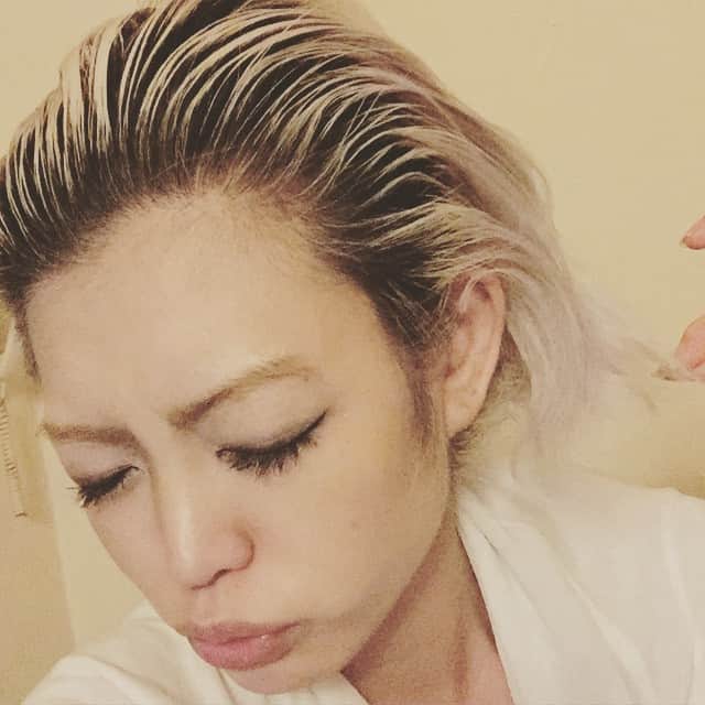 澄川ロアのインスタグラム：「#ゴム取ったらこんな感じ。 朝からMV撮影だ！ #液体 #下剤 #飲みまくったが効かぬ ʬ 良い作品になるしかない！ #澄川ロア #GN」