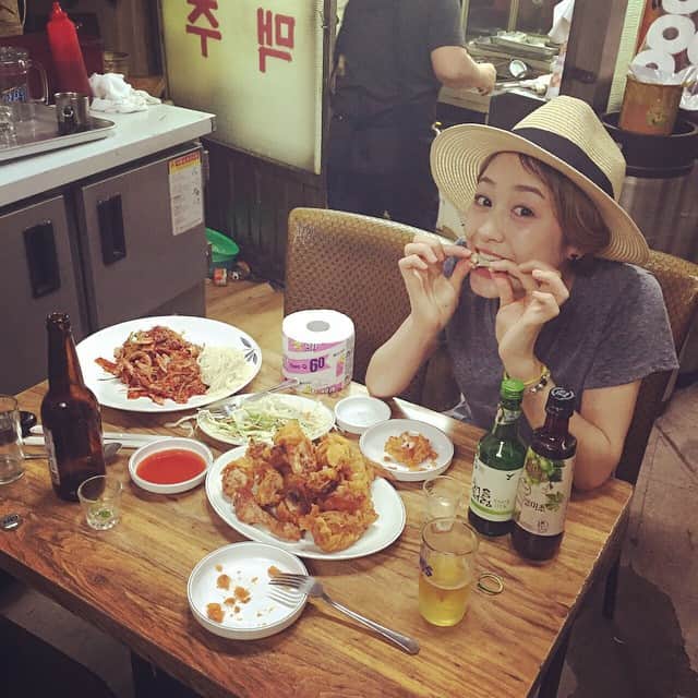 ラリソン彩華さんのインスタグラム写真 - (ラリソン彩華Instagram)「実は私、死ぬ前に食べたいものNo.2は唐揚げなんです❤ #korean#chicken#yummy#happy#smile#美味しい#毎日食べたい」6月16日 2時56分 - ayakalarrison