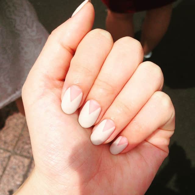 山川春奈さんのインスタグラム写真 - (山川春奈Instagram)「new nail !!! マット グレイッシュホワイト 猫爪ネイル  マットネイルに初挑戦。陶器の様な質感で面白い  #nail #mat #猫爪 #white」5月23日 12時40分 - anurah0511