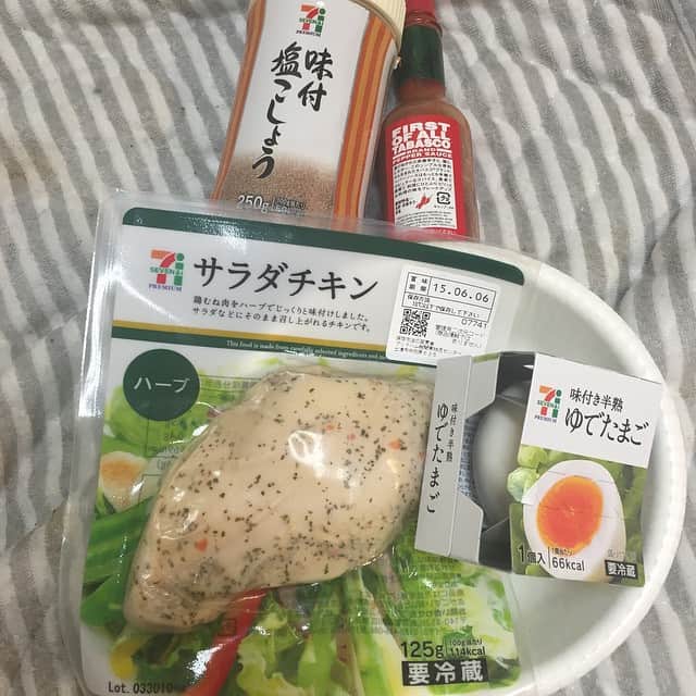 澄川ロアのインスタグラム：「夜食。 サラダチキンにタバスコ爆弾と塩胡椒」
