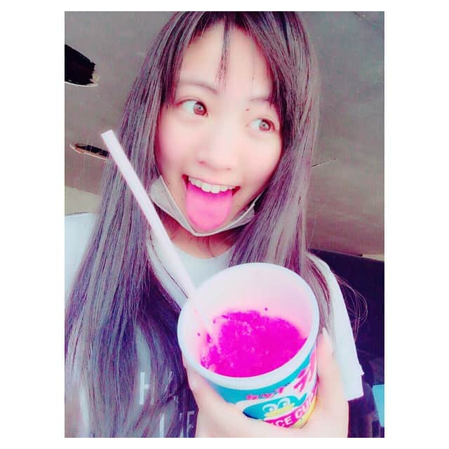 志田友美（ゆうみん）のインスタグラム：「夏ですねぇ〜い🌺✨ #夏が一番好き #かき氷🍧 #バカみたいな顔してるバカだけどって言われた #いちご味 #舌が赤い #すっぴん #寝癖」
