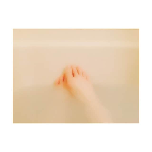 蔭山浩美さんのインスタグラム写真 - (蔭山浩美Instagram)「入浴剤は乳白色がすき。  #入浴剤 #bathbom #乳白色 #お風呂暑い #汗すごい #そろそろギブアップ #でも #超気持ちい」5月25日 0時02分 - hiromi_kageyama