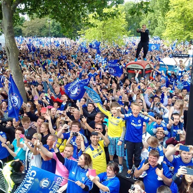 エンリケ・イラーリオのインスタグラム：「💙 True Blues 💙 Thousands of Chelsea FC supporters turned out to an amazing Victory Parade 👏🏻👏🏻👏🏻 Thank you 🙏🏻 #premierleague #champions #alltheway #chelseafc #WhereAreYou?」