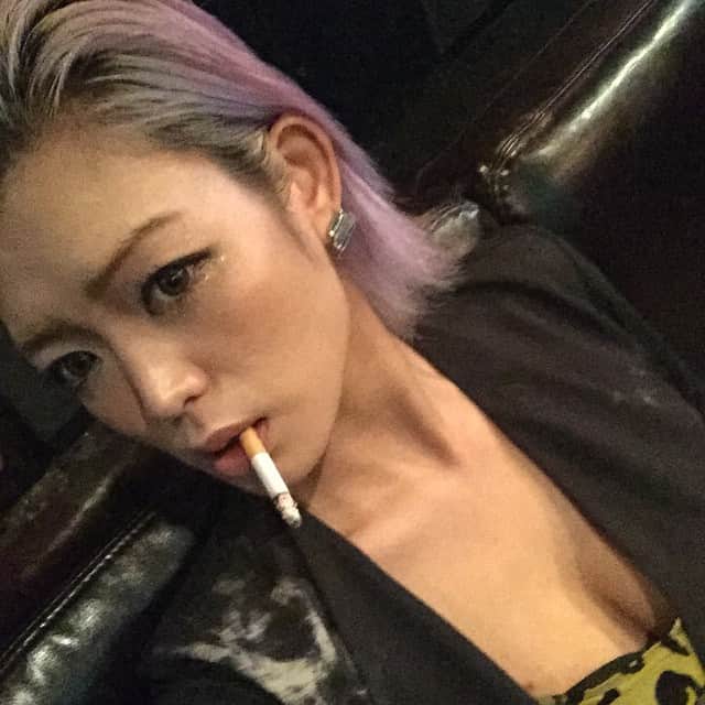 澄川ロアのインスタグラム：「ノンリタッチ #ピンクパールルホワイトシルバー #hair #澄川ロア #ラッキーストライク」
