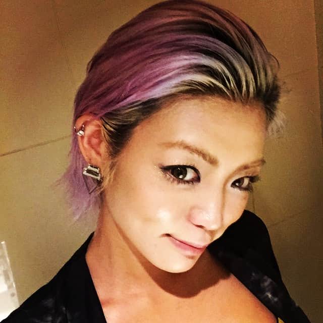 澄川ロアのインスタグラム：「加工すると何色かわからんくなるな。 #ピンクパールルホワイトシルバー  #澄川ロア」