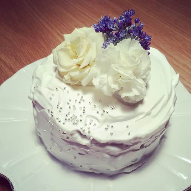 笛木優子のインスタグラム：「友達がお菓子作りはストレス発散になるっていうから。。。 ケーキ作ってみました🎂🍰 でも もっと…んg#drjdsz)&@?;:!6/¥&54@!: （笑）」