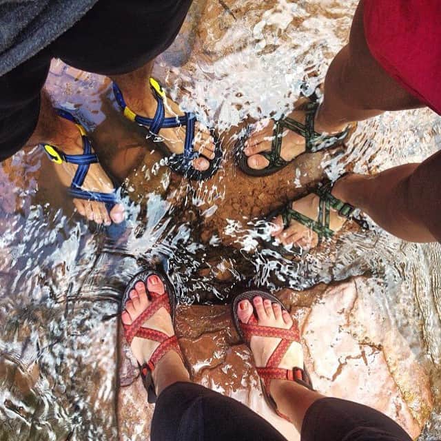 チャコのインスタグラム：「夏だ！＝ @chacojapan 週末は雪溶けの冷たい水を感じに行こう。 #chaco #fitforadventure #aandf #チャコ #エイアンドエフ」