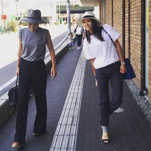 田中彩子さんのインスタグラム写真 - (田中彩子Instagram)「今日は大好きな @yurikomu こーたんとまりと妹とランチでぇと❤️ 姉妹の📷撮ってくれた👭 ♡ ♡ ♡ 👈妹 tops...#enfold pants...#zara bag...#AlexanderWang ♡ ♡ ♡ 👉姉 tops...#drawer  denim...#drawer  shose...#manoloblahnik  bag...#FENDI  とーっても楽しかったday❤️ #a_outfit」5月27日 21時58分 - ayako_tanaka_