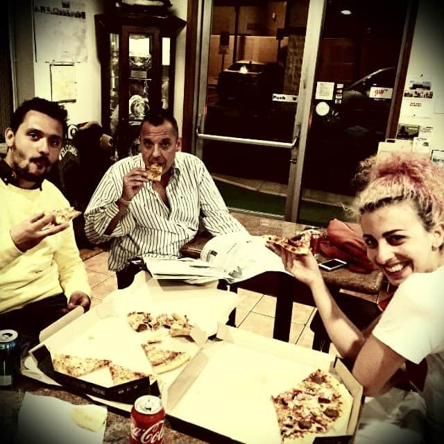 トム・サイズモアさんのインスタグラム写真 - (トム・サイズモアInstagram)「My director Valerio and producer Christina grubbing on pizza after the shoot」5月27日 13時41分 - tom.sizemore