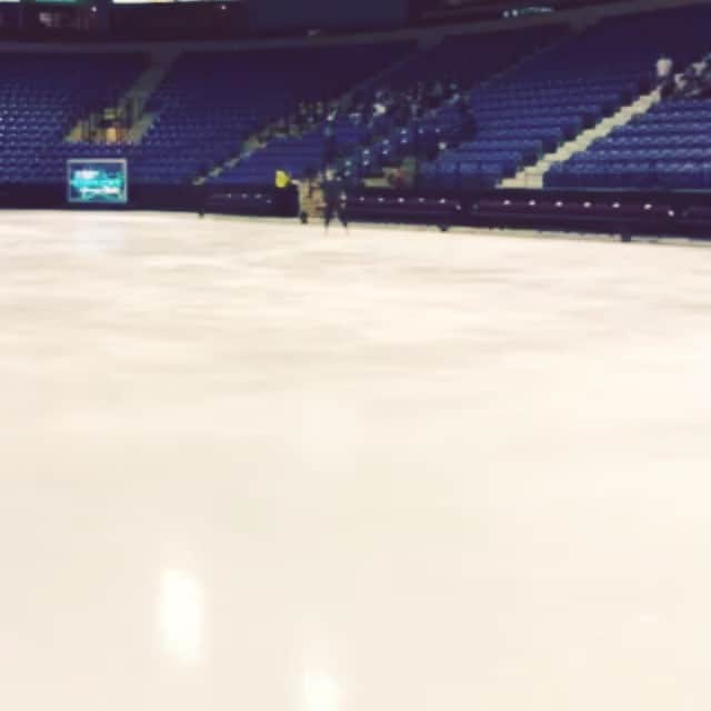 ジョアニー・ロシェットのインスタグラム：「Triple lutzing before the show, not bad for my venerable age! Haha」
