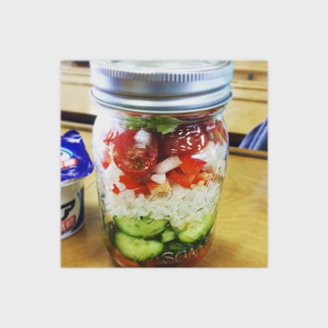 のインスタグラム：「水曜日のお昼ごはん  #メイソンジャー #MasonJar #サラダ #自家製#和風ドレッシング #にんじん #キュウリ #タマネギ #白米 #パプリカ #レタス #ミニトマト」