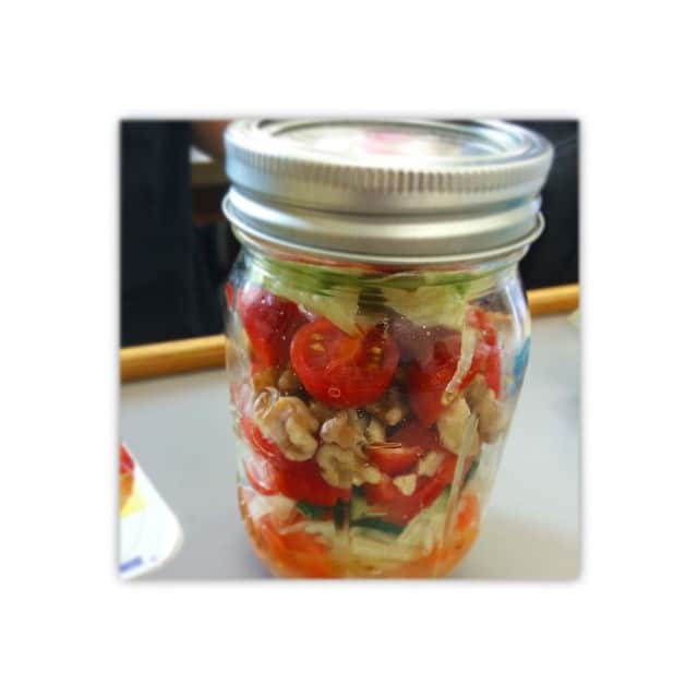 のインスタグラム：「木曜日のお昼ごはん  #メイソンジャー #MasonJar  #サラダ #自家製#地中海ドレッシング #にんじん #キュウリ #レモン #パプリカ #くるみ #トマト #レタス #タマネギ」