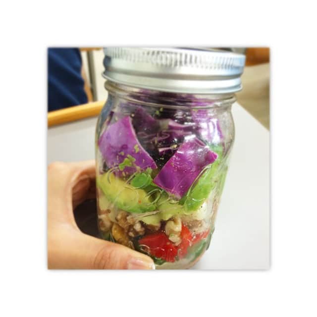 のインスタグラム：「金曜日のお昼ごはん  #メイソンジャー #MasonJar  #サラダ #自家製#イタリアンドレッシング #にんじん #キュウリ #パプリカ #くるみ #セロリ #アボガド #紫キャベツ」