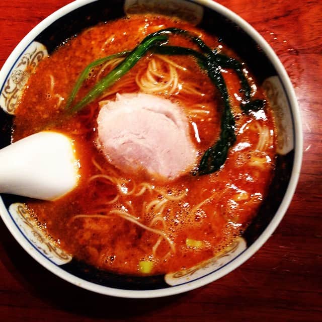 志摩有子さんのインスタグラム写真 - (志摩有子Instagram)「お昼を食べそこねて、銀座で打ち合わせのついでにはしごでだんだんめん。スタジオで冷えた体が辛熱スープで温まる〜^ ^」5月29日 15時15分 - ariko418