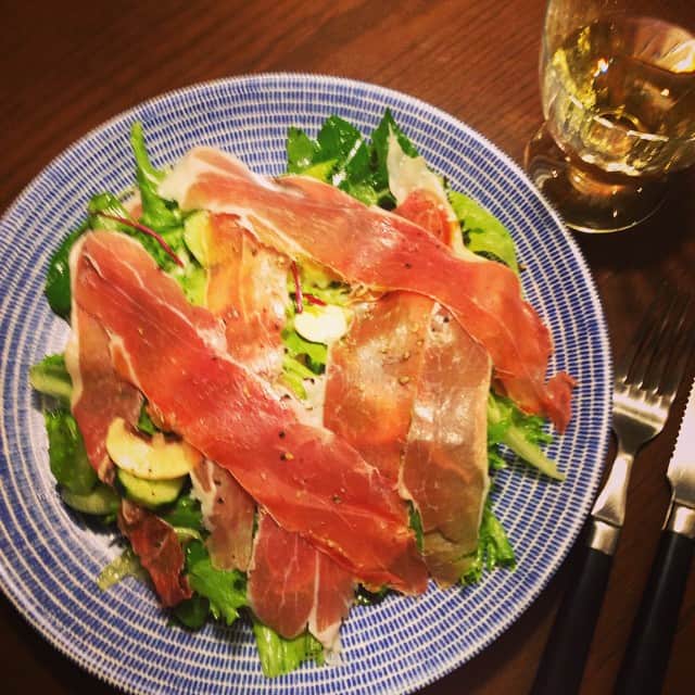 志摩有子さんのインスタグラム写真 - (志摩有子Instagram)「撮影続きだった今週、なんだかお疲れぎみ。冷蔵庫の野菜をまとめたサラダに生ハムのせ。 #週末 #晩ごはん #たまには私だって軽めし #早めに就寝」5月29日 22時00分 - ariko418