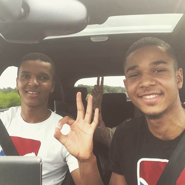 マリアン・ザーのインスタグラム：「On the way to Börlin 😁👌 #extramitÖ #peace @_idontmatter__  @lenibusley」