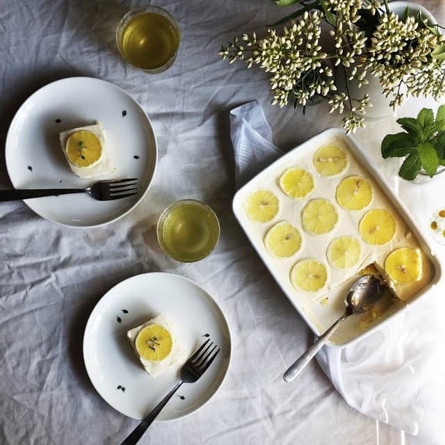 Mikaのインスタグラム：「lemon cheesecake💛 * ホーローバットで作るうちのお菓子からレモンレアチーズケーキ。 * レモンで爽やか〜😋 お昼寝から起きた娘っこと一緒に頂きますー！ *」