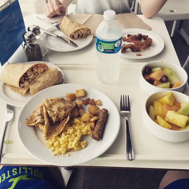 マックス・リンドホルムのインスタグラム：「First time _ever_ eating breakfast at IKEA USA 🙌 #worthit Still on a quest to find a Finnish place for breakfast! 💪🇫🇮 #Detroit #IKEA #Shopping #for #furniture #ikebabteam #kanervorukkiin」