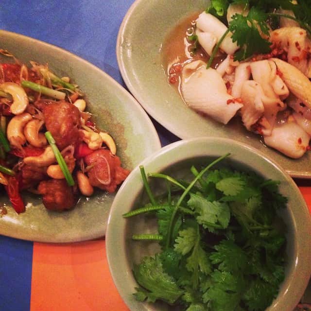 志摩有子さんのインスタグラム写真 - (志摩有子Instagram)「無事に旦那さまとも再会でき、タイ料理。もちろんパクチー別盛り💚 #夏はやっぱりタイ料理 #パクチーマニア #大学生が生まれる前から通っている店 #予約時間を大幅にオーバー」5月30日 21時41分 - ariko418
