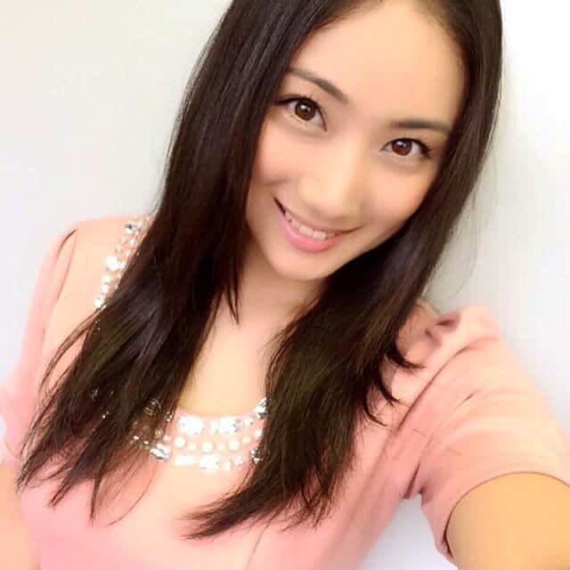 紗綾のインスタグラム：「こんばんわ  今日はTVの取材♪♪ ピンクのワンピース着たよ(*^^*)」