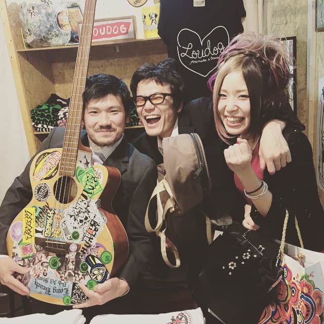 あやぺたのインスタグラム：「結婚式と二次会の間に、曲つくった！笑」