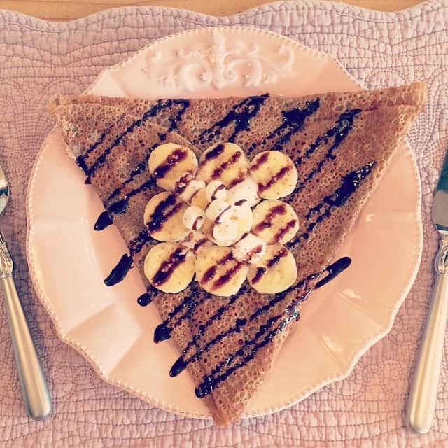 MEGのインスタグラム：「明日から @maison_du_ruban ６月の新メニューが始まります。初めてのチョコあじ「マシュマロチョコバナナのガレット」。#maison_du_ruban #maisonduruban #メゾンデュルバン」