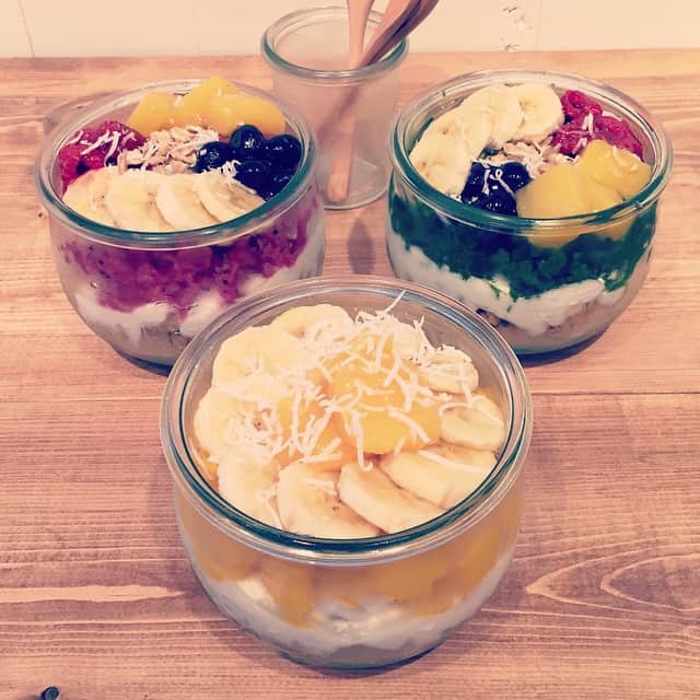 MEGのインスタグラム：「新メニュー、３つめは「マンゴーバナナボウル」引き続きピタヤボウルはお店のいちばん人気のデザート。それぞれ少し小さいランチデザートサイズもあります。お店のインスタは @maison_du_ruban です。」