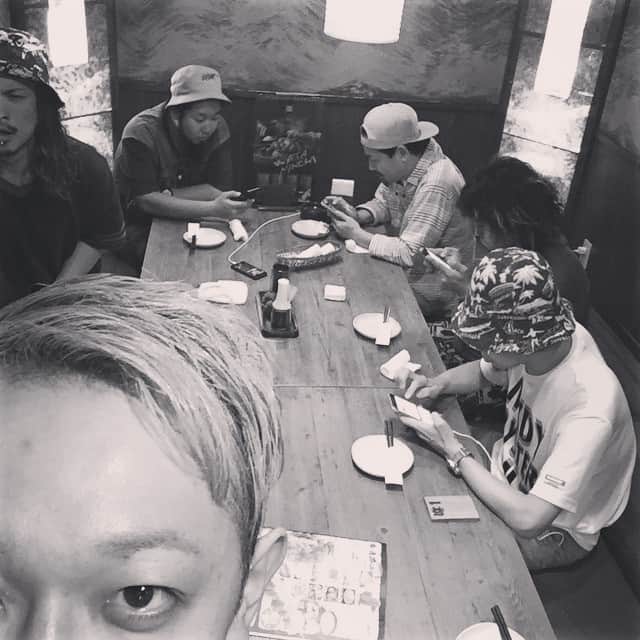 のインスタグラム：「打ち上げめっちゃ盛り上がってるのでござる♪♪ #WANIMA #10FEET #ワンチャンはどこだ笑  #ナオキ独断メモリーズ」