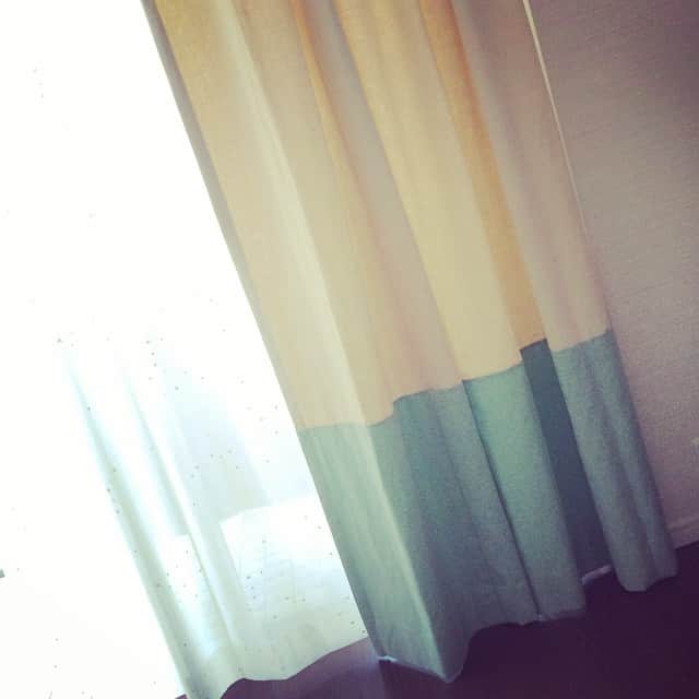 笛木優子のインスタグラム：「おはようございます✨ カーテンを新調しました💛ツートンがかわいいのです。 今週も一週間頑張りましょう🎀✊」