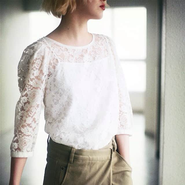 ルミネ公式のインスタグラム：「MY ORDINARIES OF SUMMER ビームス @beams_official  華やかな白と程よい透け感のあるレースはヘルシーな夏の着こなしに最適  ほかにもスタンダードな夏のコーデ公開中 http://magazine.lumine.ne.jp/?p=43842  #lumine #ルミネ  #beams  #ブラウス  #パンツ」