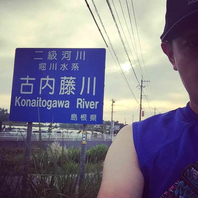 のインスタグラム：「出雲大社まで走ろうと思ったのだが遠すぎて心が折れそう。 #ストイックさのアピール #出雲大社めっちゃ遠いやんけ #ちょっと後悔してる」
