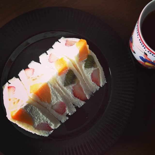 志摩有子さんのインスタグラム写真 - (志摩有子Instagram)「今朝はフルフルのフルーツサンド💖 いつ食べても夢心地になれる大好きな一品。朝から幸せ💖 #GM #フルフル #フルーツサンド #この端正な切り口を見よ #昨夜食べなかった自分を褒めてあげたい」6月2日 8時08分 - ariko418