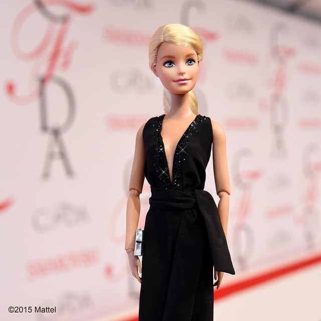 バービーさんのインスタグラム写真 - (バービーInstagram)「Live from the red carpet at the  @CFDA Awards, one of the biggest nights in fashion! Wearing custom @mishanonoo with some added @Swarovski sparkle. ✨ #cfdaawards #barbie #barbiestyle」6月2日 9時19分 - barbiestyle