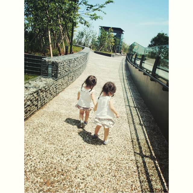 Yukiさんのインスタグラム写真 - (YukiInstagram)「今日も仲良く手をつないでます。  ママとは手をつながないけどねーf^_^; なぜか、二子玉に行くときは、車で行くせいか、ボケボケなせいか笑、よく双子の靴を忘れてしまう。。（；￣ェ￣） #h&m さまさまー。#プチプラ でとりそぎ双子さんの靴をget〜。SALE価格で双子の靴や服の在庫があるとテンション上がっちゃうー^ - ^  #双子 #twins #twinlove #cute_twins_club #一卵性 #2歳 #手つなぎ #仲良し #後ろ姿部 #双子コーデ #リンクコーデ #三つ編み #アナヘアー #ボサボサ ママは #ボケボケ #二子玉 #二子玉ライズ #rise #二子玉ライズテラスマーケット #オリンパスペン倶楽部 #オリンパスペンライト #ママカメラ #kjp_theme41」6月2日 13時33分 - yukikuu96
