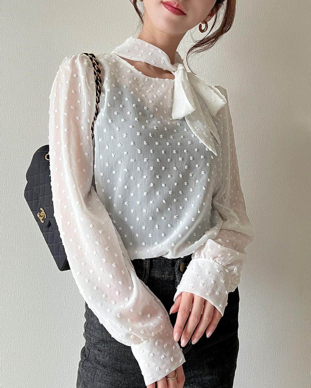阿野いずみさんのインスタグラム写真 - (阿野いずみInstagram)「春服🌸  大人かわいい🥺♡  ☑︎シアーボウタイブラウス ☑︎ふんわりフレアロングスカート ☑︎テーラードジャケット ☑︎フロントオープン キャミ&ボレロset  もうすぐ発売です✨ 🏷新作発売から24時間限定で5%offになるので、発売までもうしばらくお待ちください☺️  1枚目の写真でコーデに取り入れているピンクのマーメイドスカートは完売しました😭✨ありがとうございます✨  TOKYO GIRLS COLLECTION ✖️Dholic @tokyogirlsmarket_official   プロフィールのURLやストーリーのURLから✔︎してみてください☺️  .  @dholic_official #tokyogirlsmarket #tgm_dholic #dholic #dholicsnap  #ボウタイブラウス #フレアスカート #フレアロングスカート #テーラードジャケット #フロントオープンワンピース  #骨格ウェーブコーデ #大人かわいい #韓国ファッション」3月9日 17時21分 - izumi_ano