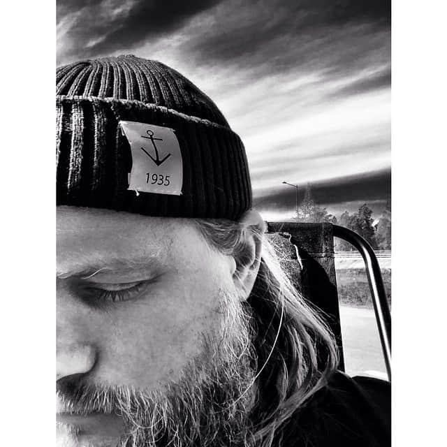 レステロッズのインスタグラム：「@dawethebrave & Smula. #Resteröds #smula #originalneverdies #beanie #swedishfashion #roadtrippin #roadtrip #roadster #beard #beardgang #heritagebrand」